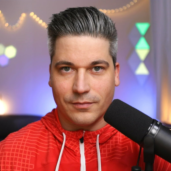 Lukas, Deutschlehrer von Deutschfluencer, beim Online-Unterricht am Schreibtisch